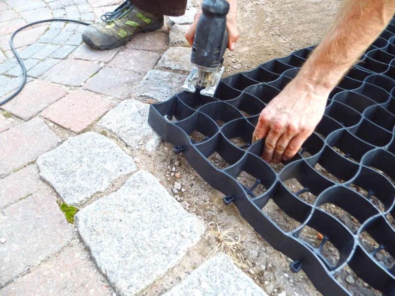Bodenbefestigung einer begrünten Carport-Zufahrt mit dem Bodengitter BG50