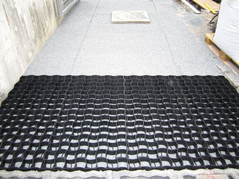 Verlegen und Verfüllen des Bodengitter BG50 für Hof und Einfahrt