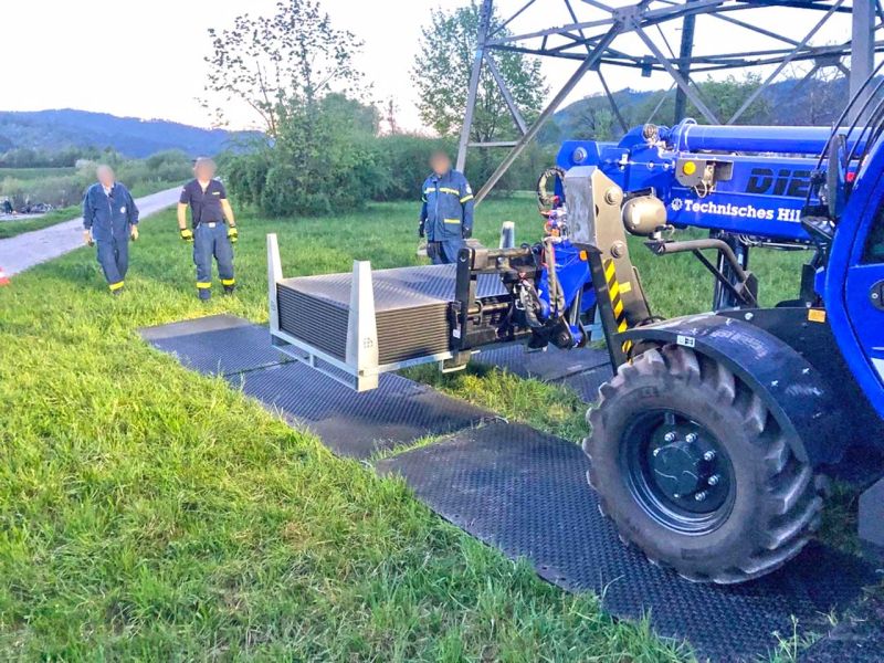 THW Fachgruppe Räumen übt das Herstellen Behelfsmäßiger Fahrwege durch das verlegen von Fahrbahnplatten von Securatek