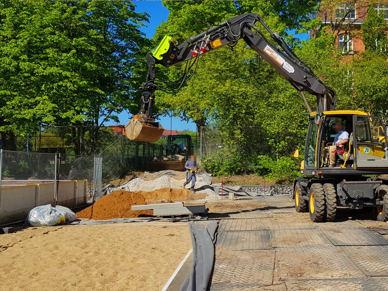 Abdecken einer Tartanbahn mit der s:tek 48 · Hochleistungs-Bodenschutzplatte