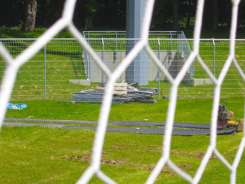 Fahrplatten zur Kampfmittelbeseitigung im Stadion in Köln