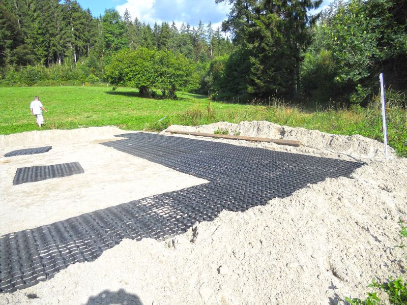 Verlegung des Bodengitter BG50 für die Herstellung eines neuen Reitplatz