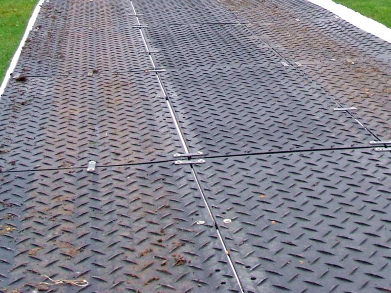 Mobile Baustraße zum Schutz des Rasen auf einem Sportplatz