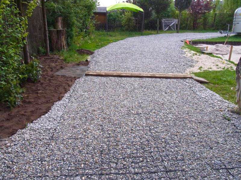 Befestigung eines Gartenweg ohne Unterbau mit Bodengitter BG50