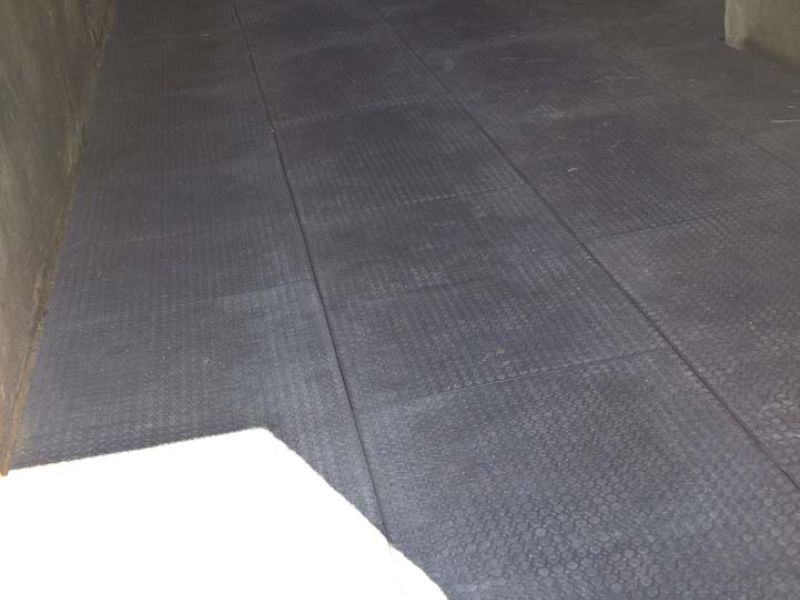 Verlegung von Bodenmatten als Stallboden für einen Pferdestall