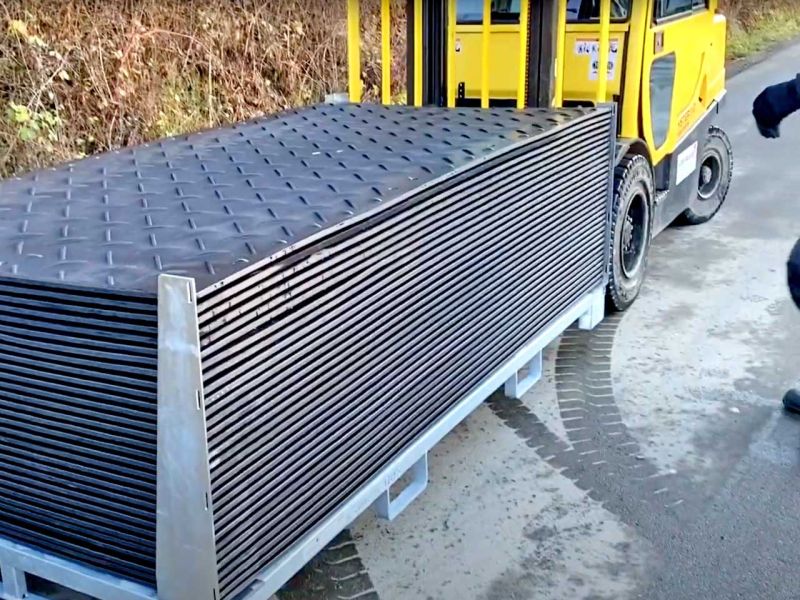 Fahrplatten im SmartStore Transportgestell mit klappbaren Eckwinkeln schnell entladen und verlegen