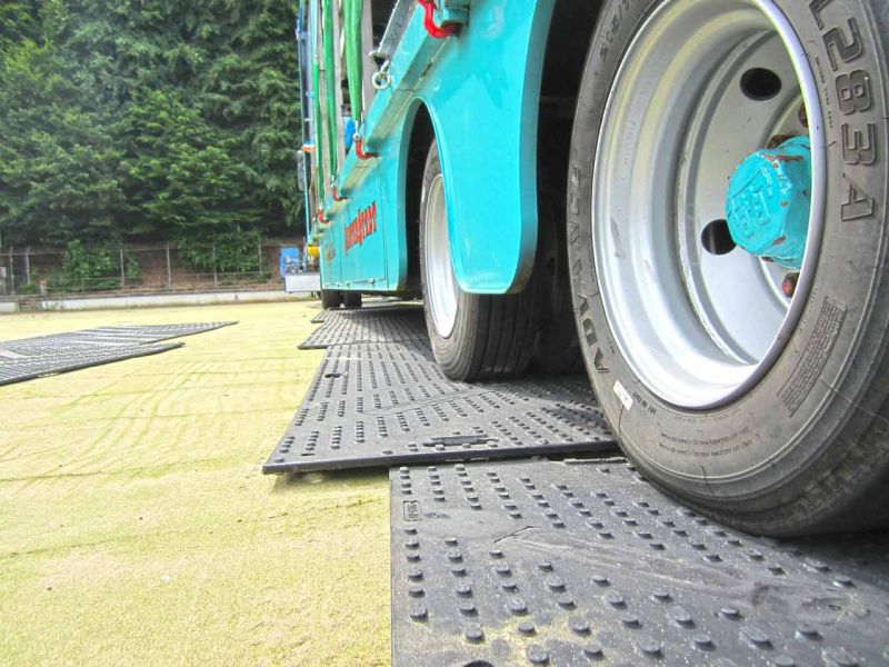 Fahrplatten zum Schutz eines Kunstrasen-Fussballplatz