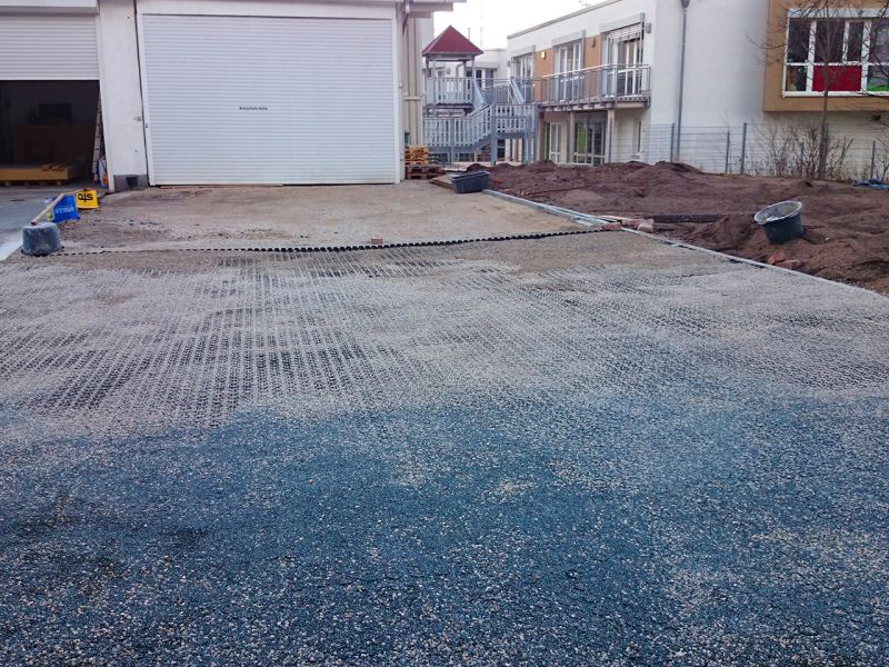 Parkplatz begradigen – ein Projektbeispiel für eine gelungene Gestaltung mit der Kiesmatte KM30