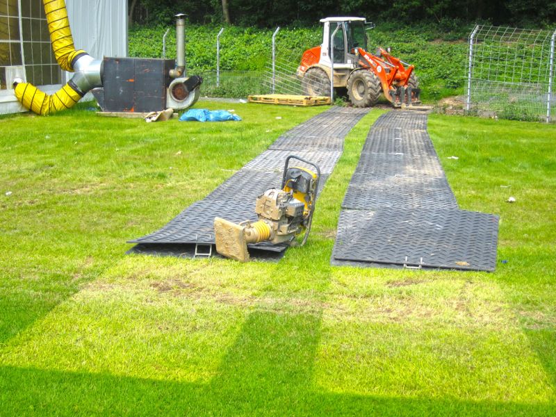 Fahrplatten zur Kampfmittelbeseitigung im Stadion in Köln