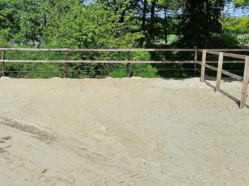 Pferde-Paddock mit sandigem Boden