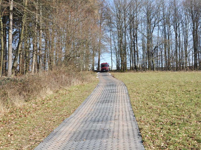 Mobile Baustraße Telekom-Baustelle Esselbach im Steigerwald mit der s:tek 48 Bodenschutzplatte