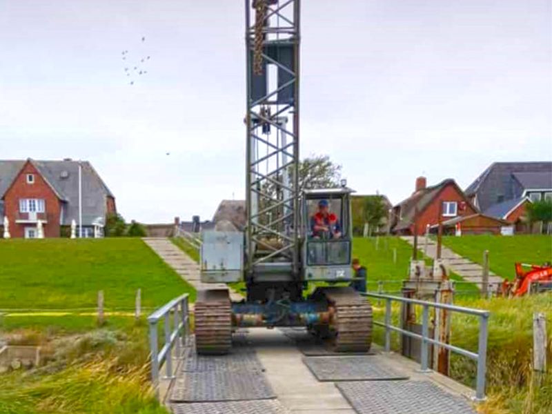 Aktiver Bodenschutz mit der s:tek 48 Hochleistungs-Bodenschutzplatte auf der Hallig Oland