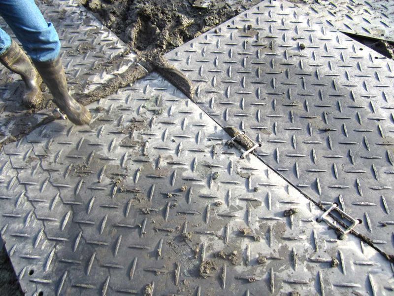 Fahrplatten als Hilfe zur Teichentschlammung