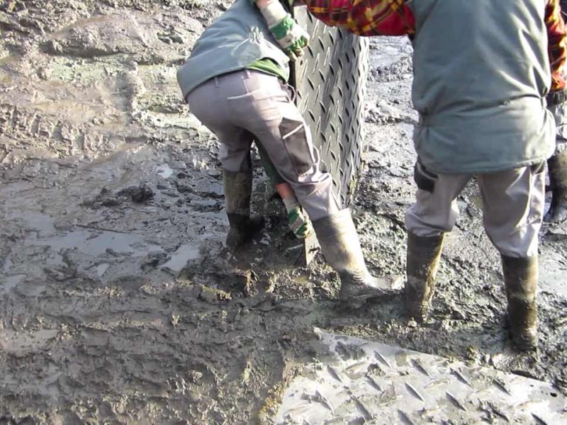 Fahrplatten als Hilfe zur Teichentschlammung