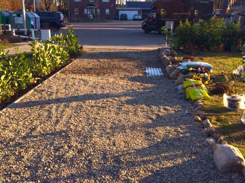 Bodenbefestigung des Hof und der Einfahrt mit dem Kiesgitter KG30