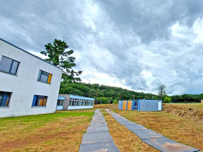 Bodenschutzplatten als Zufahrtsweg für einen Mobilkran zum stellen eines Containerdorf