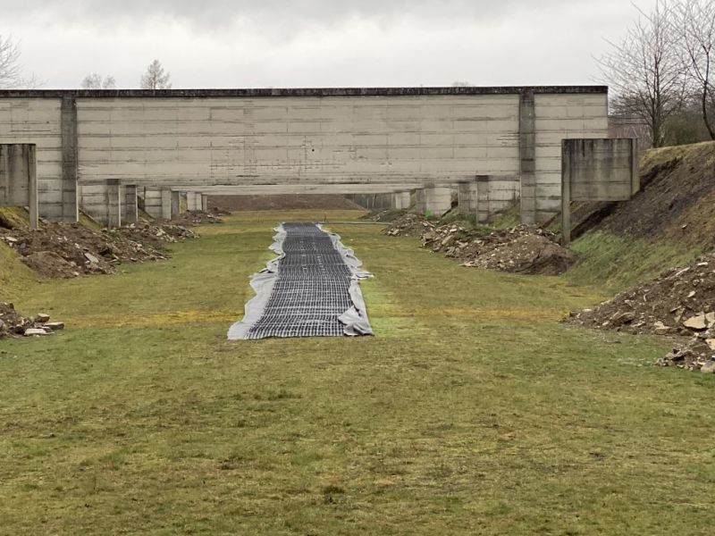 Verlegung eines Fahrweg mit der S:TEK Bodenschutzplatte zum Schutz des Rasen