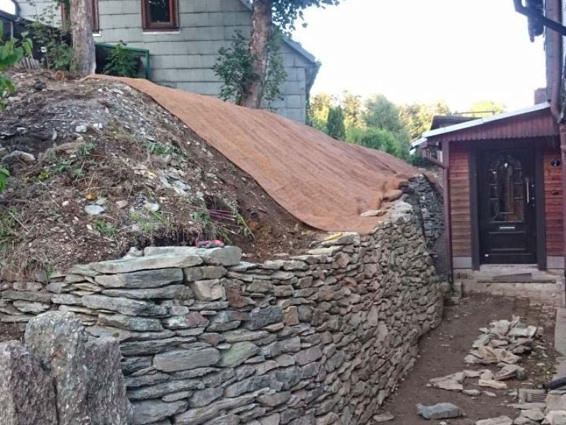 Hang- und Mauer sichern mit der Böschungsmatte Kokos BMK350