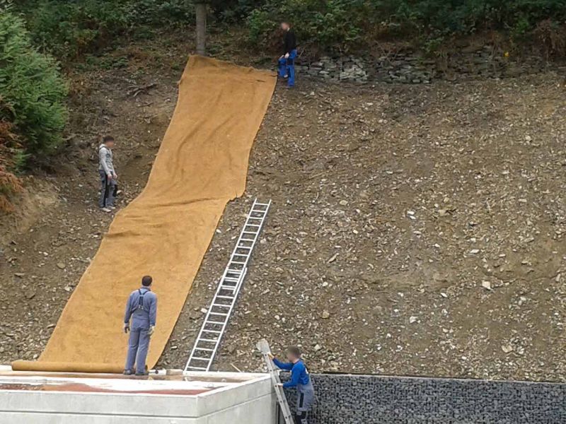 Verlegung der Böschungsmatte BMK350 als Erosionsschutz zur Hangsicherung