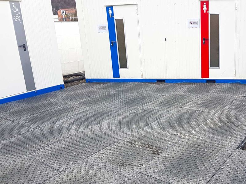 Auch die Wege und Flächen zwischen den Zelten des Impfzentrum wurden mit den Securatek Bodenmatten verlegt um einen befestigten und sicheren Gehweg zu ermöglichen.