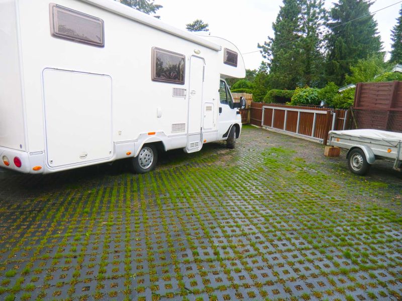 Sie möchten eine schöne & befestigte Rasenfläche als Stellplatz für ihr Wohnmobil? Kein Problem mit dem Rasengitterstein RGS35 aus Kunststoff von securatek!