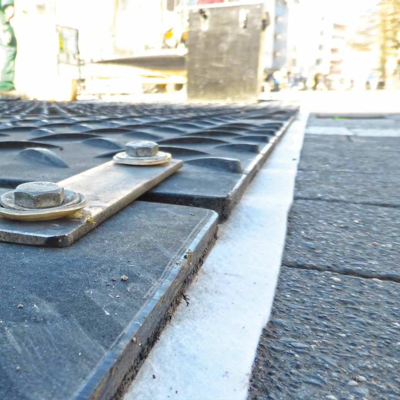 Geotextiler Vliesstoff bzw. Vlies als Rollenware in 3 Größen, 100m², 200m² oder 250 m². Geokunststoff aus PP mit 25 jähriger Lebensdauer in Profi-Qualität.