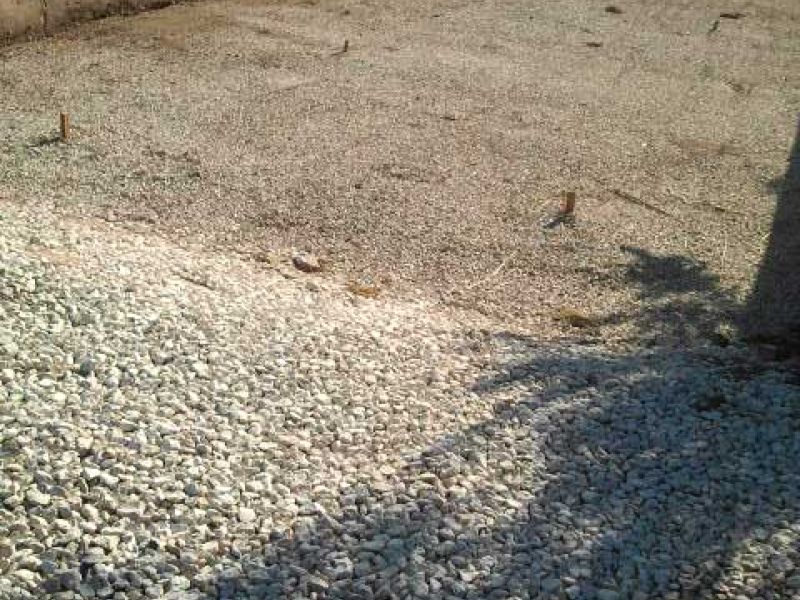 Verlegen des Bodengitter BG30 zur Bodenbefestigung vor einem Pferdestall