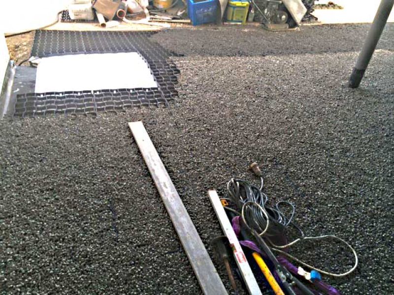 Verlegen des Bodengitter BG30 im Hof und Eingangsbereich eines Neubau