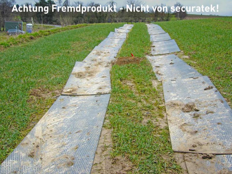 Fahrstrasse für geologische Bohrungen im Gelände mit Bodenschutzplatten