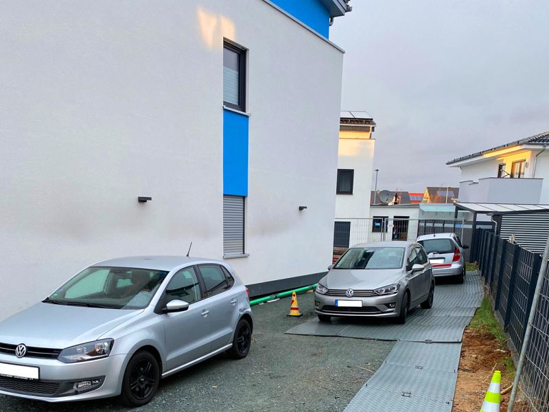 Zufriedener Kunde – e:tek MINI Leichte Fahrplatten als mobile Fahrstraße in einem Wohngebiet