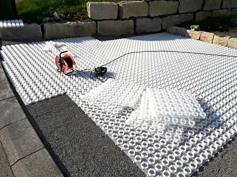 Verlegen des Kiesgitters KG30 zur Herstellung eines unversiegelten PKW Stellplatzes mit Jura Schotter