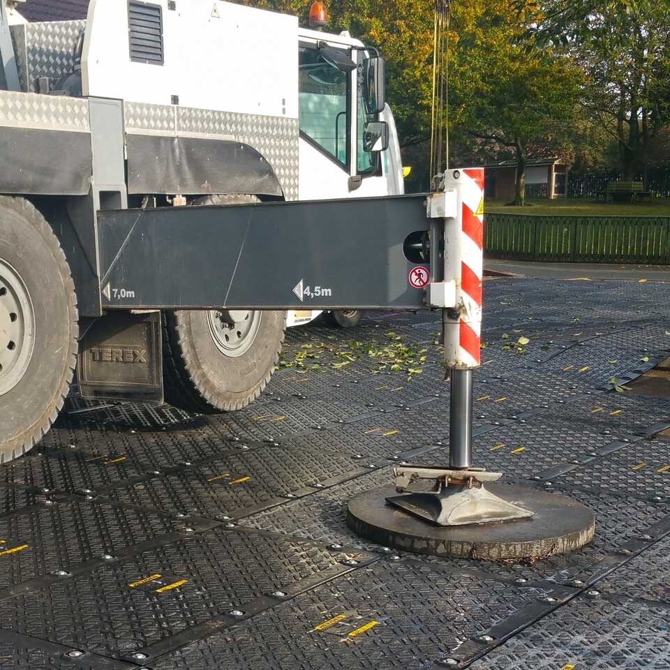 MaxiTrack · 1800 x 900 mm · 40 kg leicht · bis zu 130 t belastbar · Overlapping-Verbund-System · Beidseitig Profiliert · Einsetzbar als Mobile Baustrasse, Fahrstrasse & Plattform
