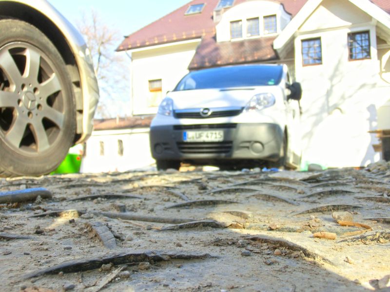 Arbeitsplattform aus Bodenschutzplatten zur Restauration einer Villa in Pullach