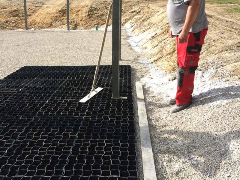 Verlegung von Paddockplatten für ein Paddock für Island-Pferde