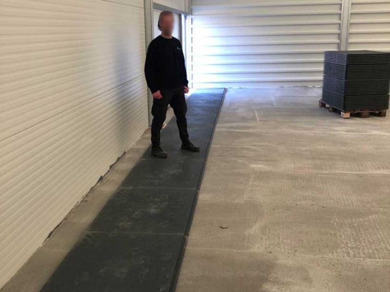 Hier wurde aus FastFloor-Bodenmatten ein sicher begehbarer Zeltboden geschaffen