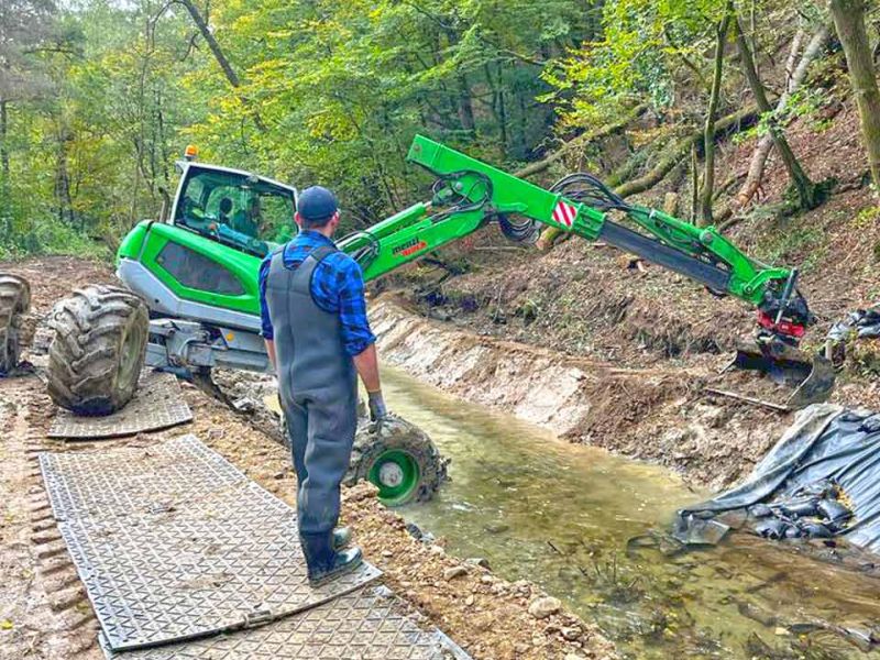 Fahrplatten zum Schutz des Waldboden während Baumfällungen am Bachlauf