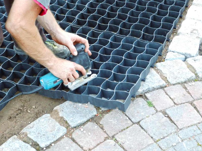 Bodenbefestigung einer begrünten Carport-Zufahrt mit dem Bodengitter BG50