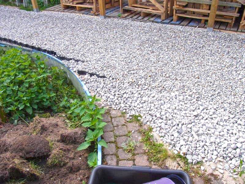 Befestigung eines Gartenweg ohne Unterbau mit Bodengitter BG50