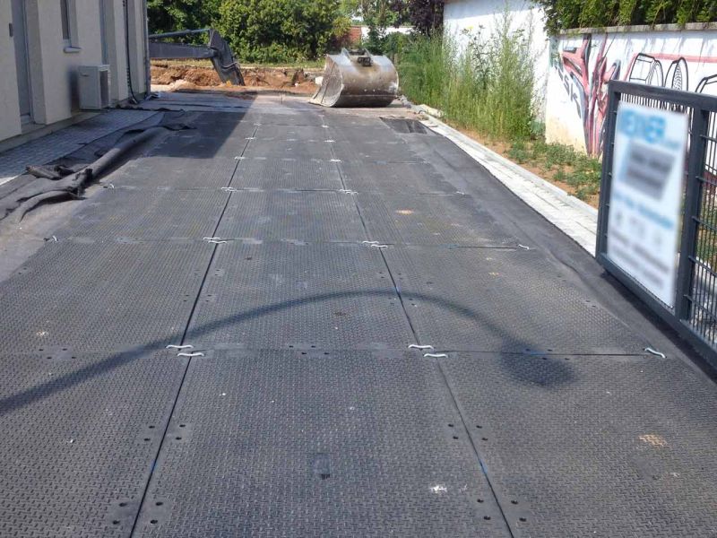 Fahrplatten als temporäre Baustraße zum Pflasterschutz