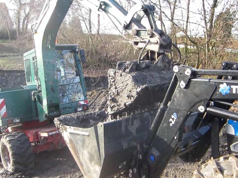 Fahrplatten als Hilfe zur Teichentschlammung