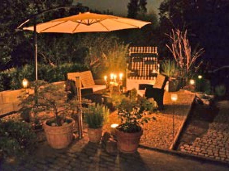 Verlegen der Kieswaben KW50 für eine neu angelegte Kies-Terrasse im Garten