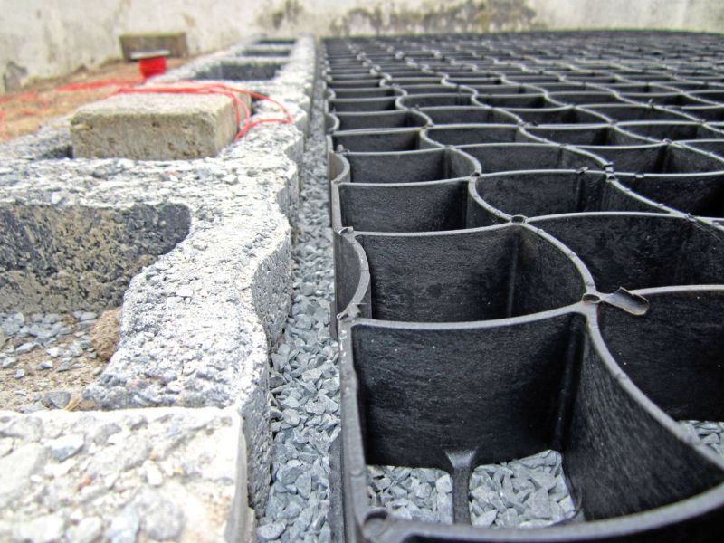 Verlegen und Verfüllen des Bodengitter BG50 für Hof und Einfahrt