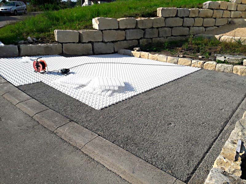 Verlegen des Kiesgitters KG30 zur Herstellung eines unversiegelten PKW Stellplatzes mit Jura Schotter