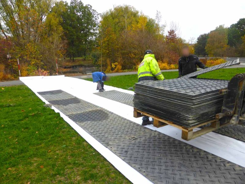 Fahrplatten als mobile Baustraße im Rohrleitungsbau in Giessen