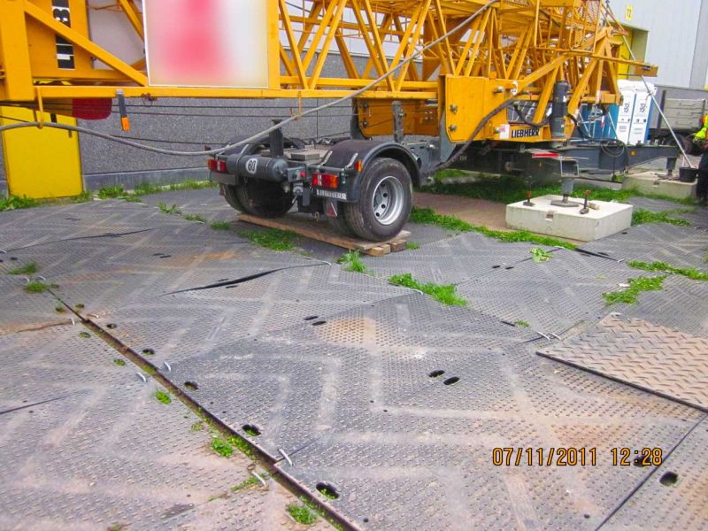 Arbeitsplattform als BE-Fläche mit Kraneinsatz und abgesichertem Bereich