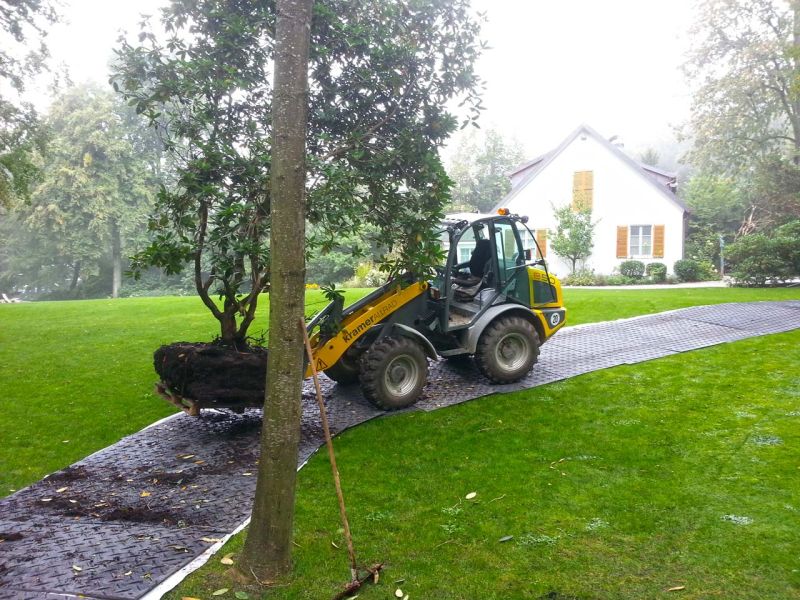 Fahrstraße zum Schutz der Rasenfläche im Galabau