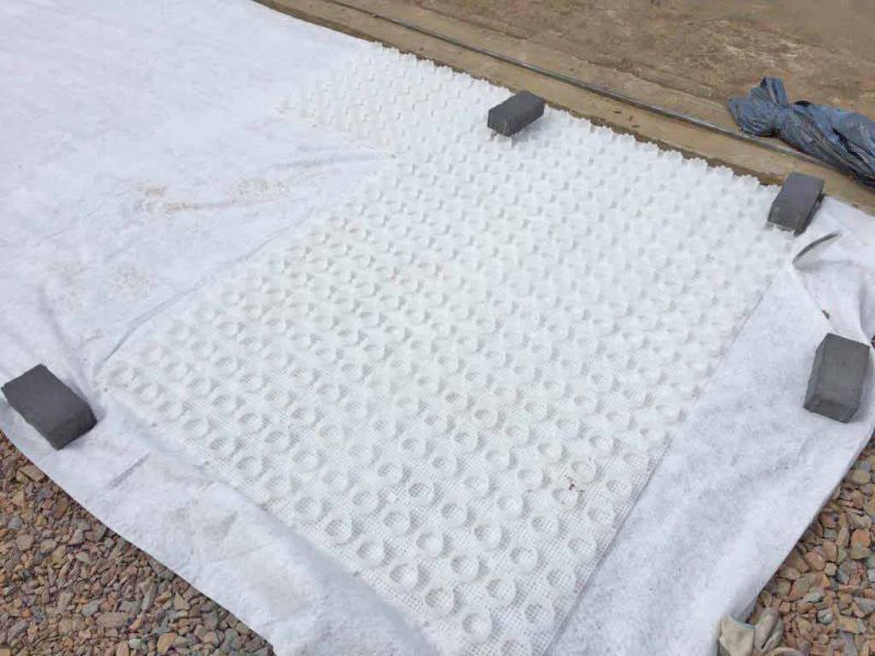 Moderne Umgestaltung: Steingarten & Carporteinfahrt mit stabilisiertem Kies