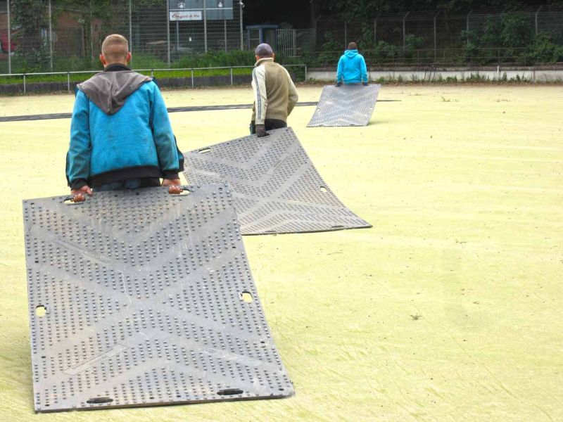 Fahrplatten zum Schutz eines Kunstrasen-Fussballplatz