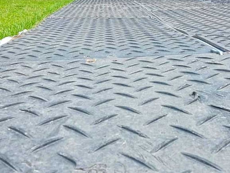 Fahrplatten als Eventboden zum Rasenschutz und Herstellung eines matschfreien Fußweg und Zuschauerfläche vor dem Europarad in Köln