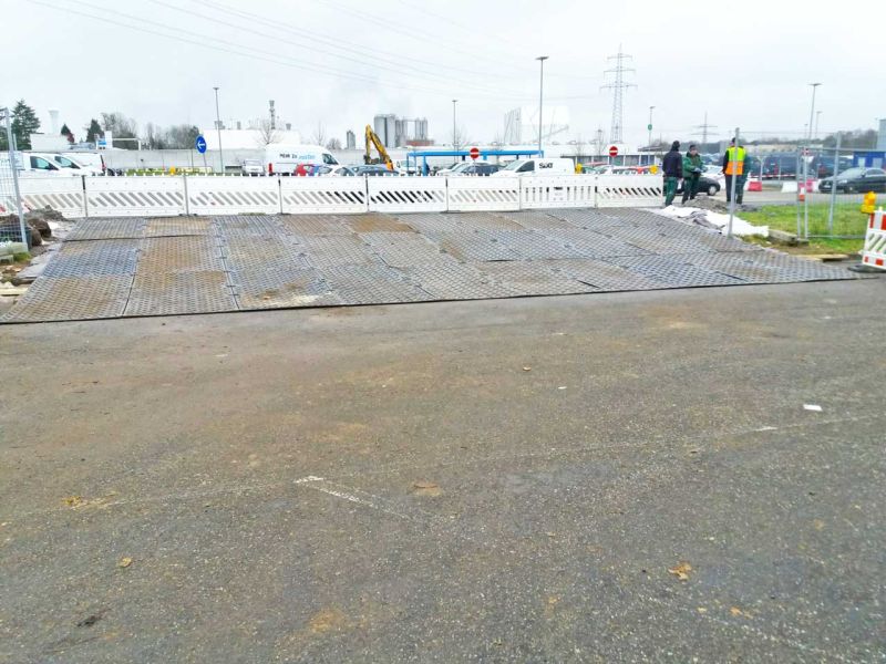 Temporäre Umleitung des Baustellenverkehr über eine Grünstreifen mit Bodenschutzplatten von Securatek